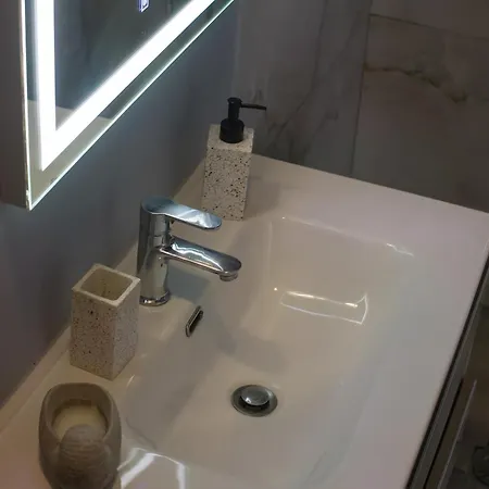 Paradise Apartment, Village Apartman