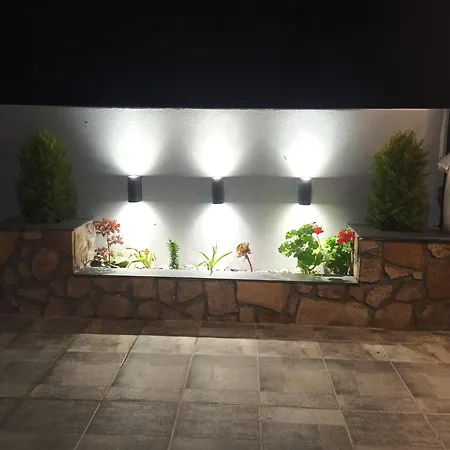 Paradise Apartment, Village アパート *